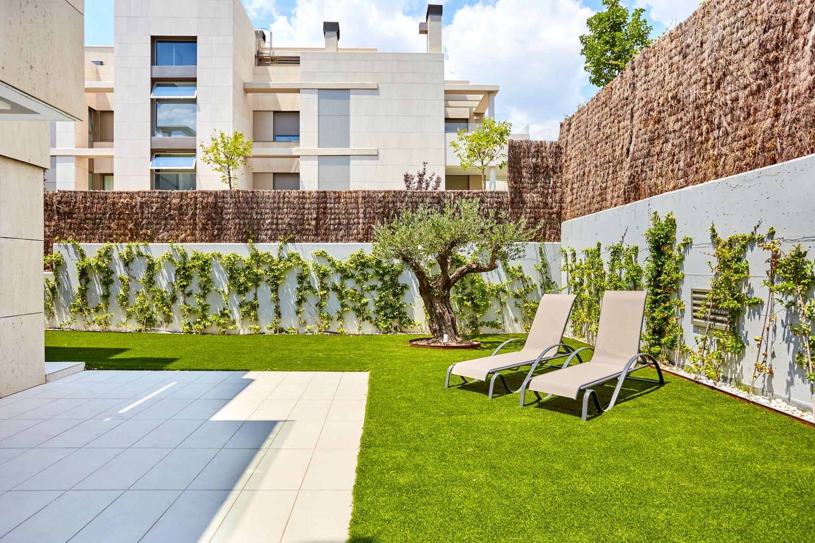 Obras de jardines, instalación de brezo, césped artificial, drenaje, plantación de olivo y jazmines
